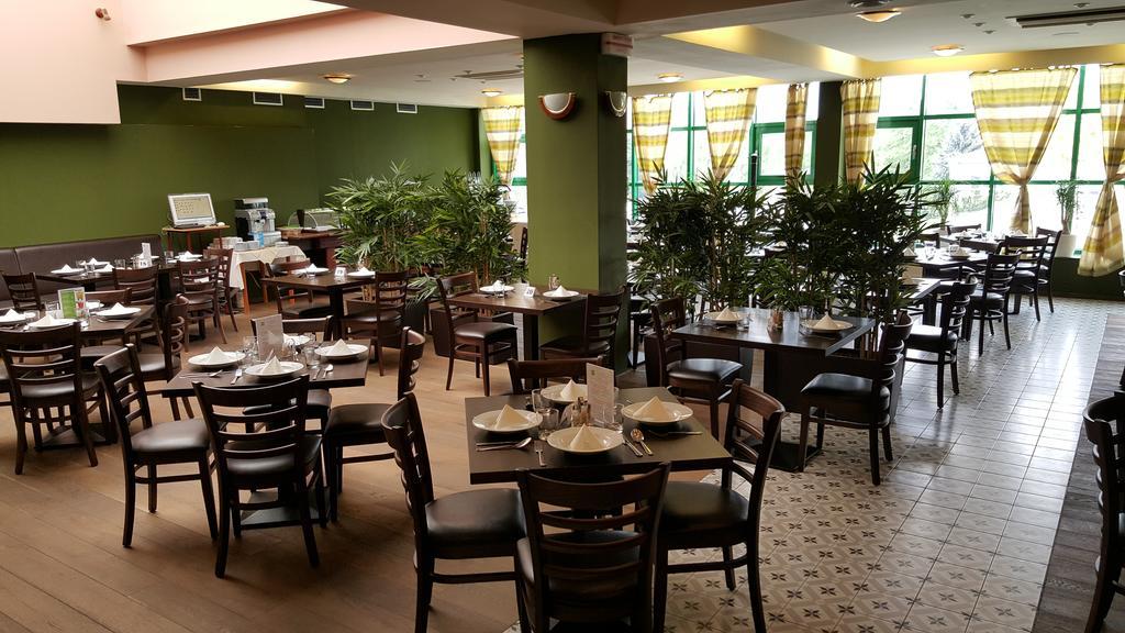 Hotel Spectrum Trnava Ngoại thất bức ảnh
